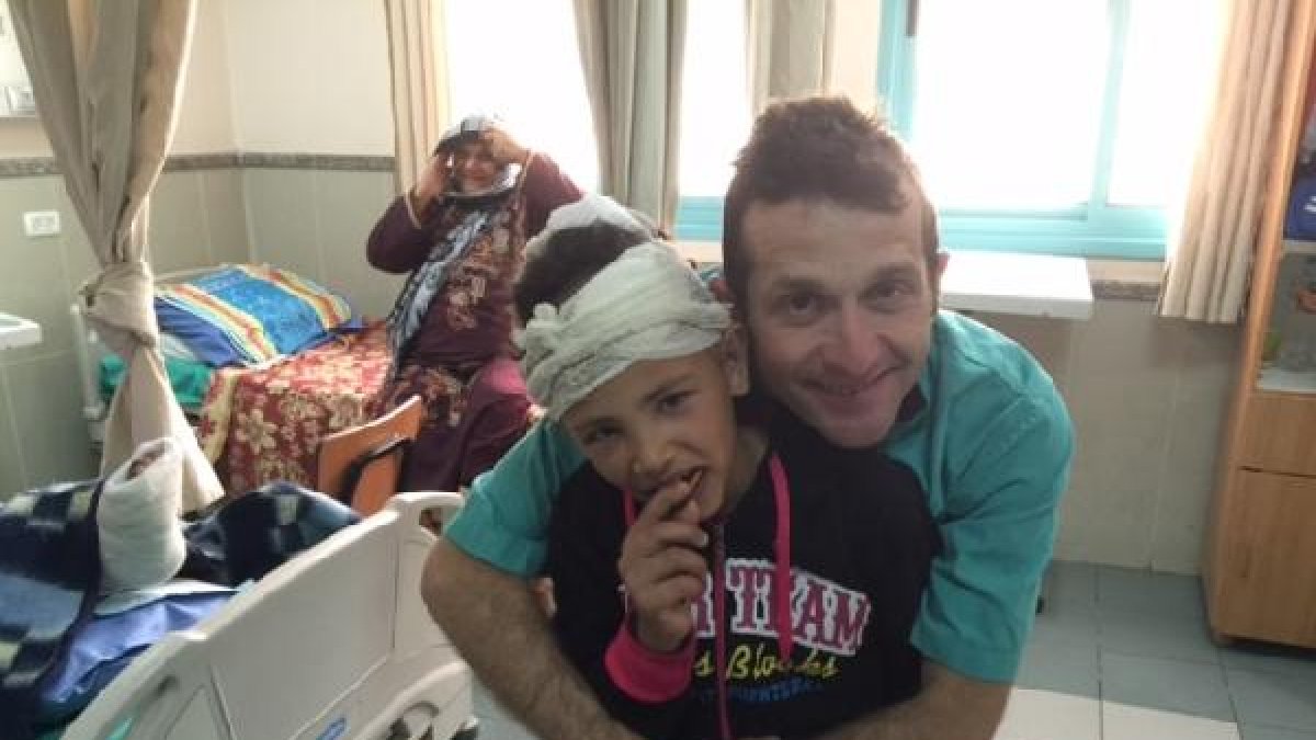 El neurocirujano Antonio Huete con uno de los niños intervenidos.