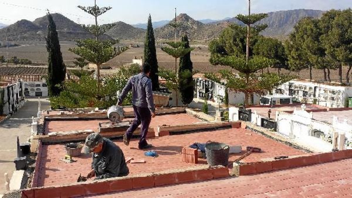 Operarios realizan los trabajos de mejora.