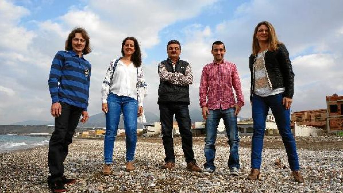 Sandra Suero posa con el resto de integrantes de la lista.