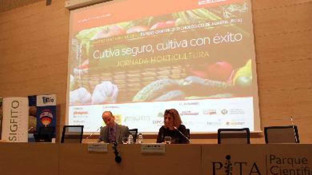 Diego Pozo de Interempresas y Sonia Ferrer, delegada del Gobierno de la Junta de Andalucía.