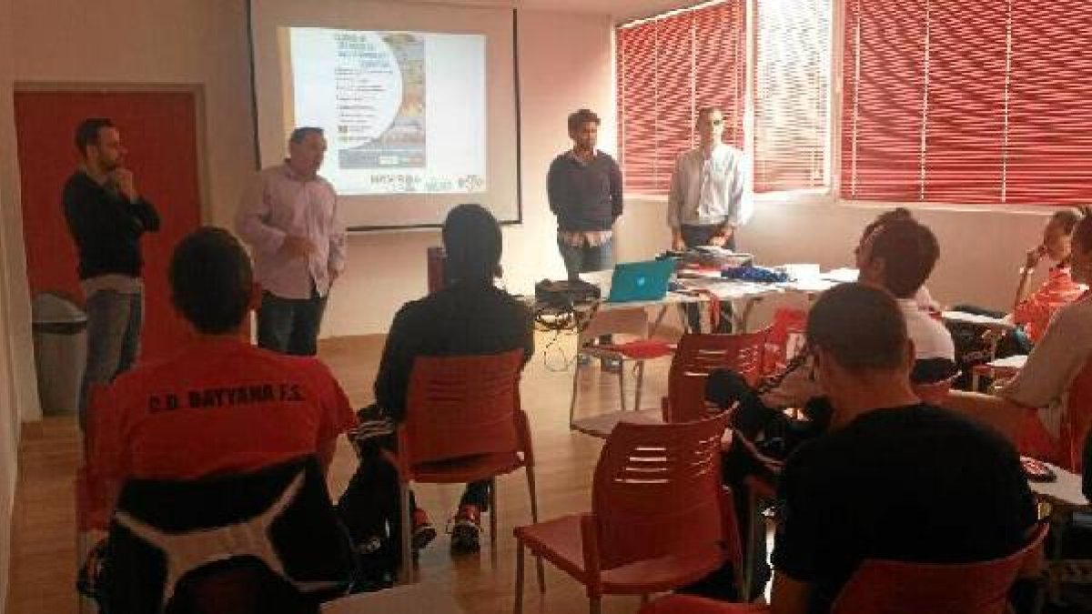 Los alumnos en la presentación de los cursos.