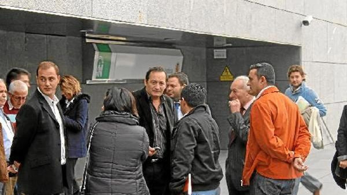 Cándido Trabalón y Manuel Tijeras, en la puerta de los juzgados de Almería.