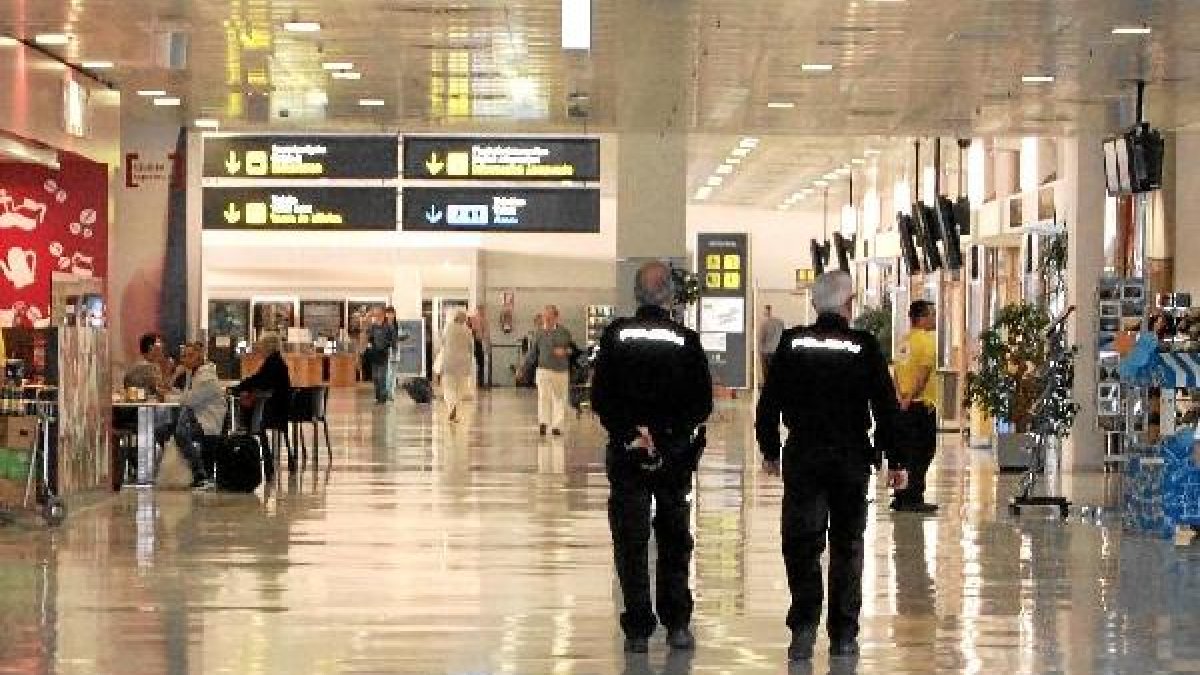 Policías en el Aeropuerto de Almería, en una imagen de archivo