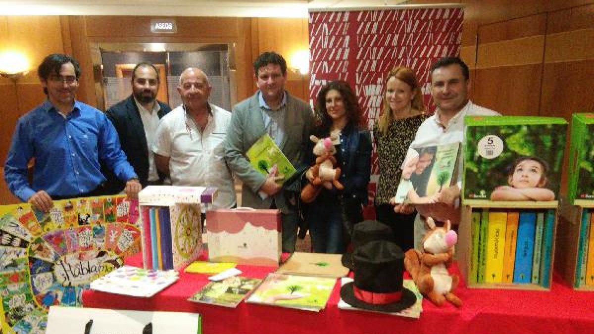 Los representantes de SM con David Miralles en el centro