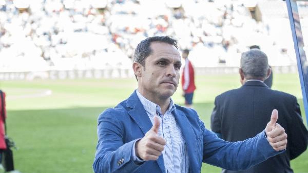 Sergi Barjuan dando el OK tras el partido.