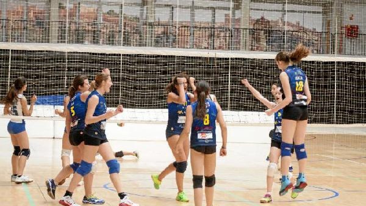 Las chicas de vollley Is Life celebrando uno de los puntos en la final.