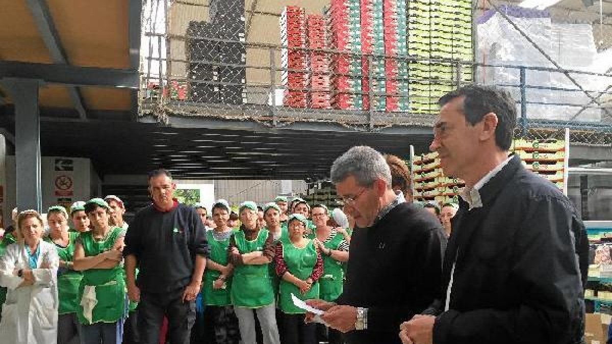 Juan Carlos Pérez Navas, durante su visita a las instalaciones del Grupo Caparrós.