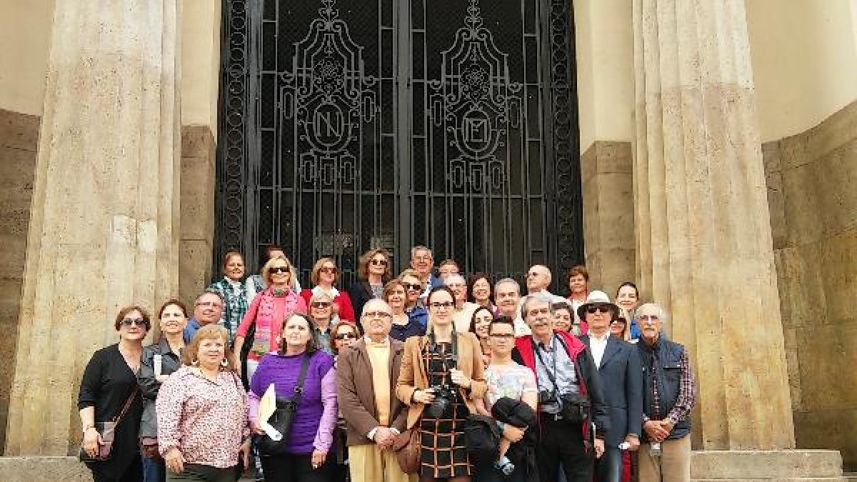 El grupo, guiado por el profesor Galera, en las escaleras del IES Celia Viñas