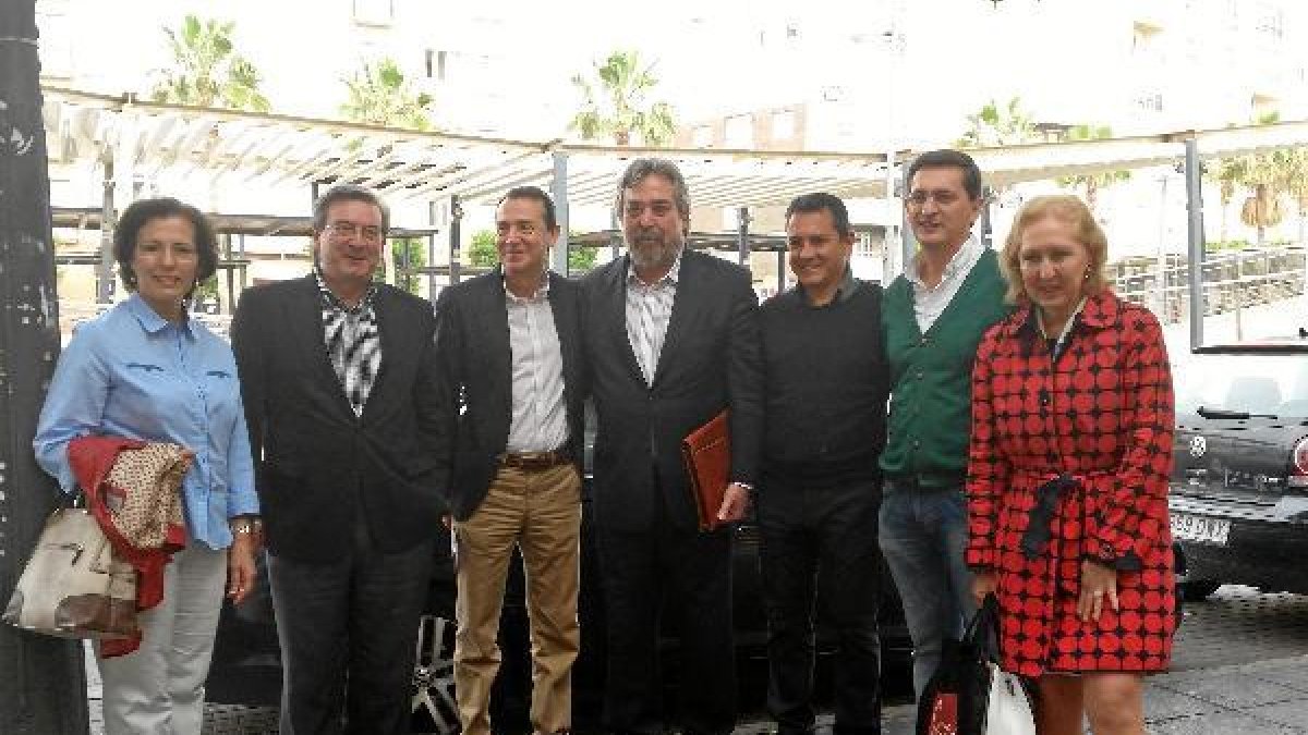 Dirigentes socialistas en la Conferencia Municipal del PSOE de Almería. En el centro, el candidato Pérez Navas y el alcalde de Zaragoza, Belloch.
