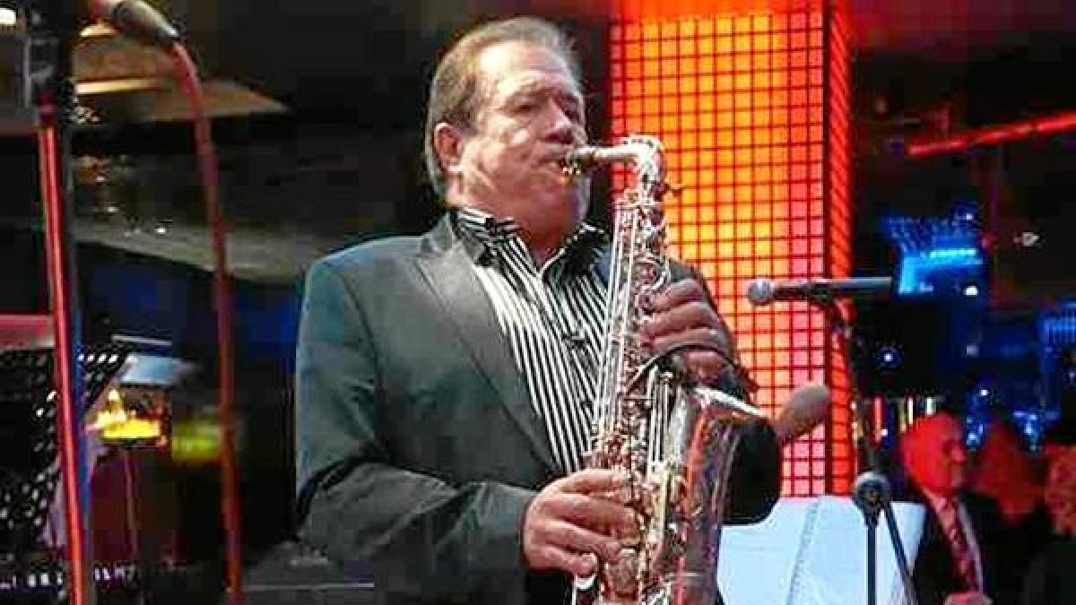 Juan Mena y su inseparable saxo vuelven a Adra.