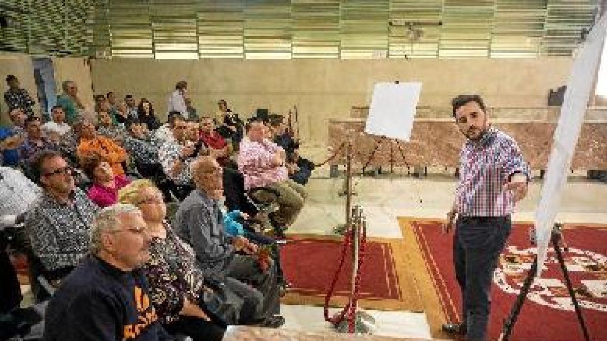 Carlos Sánchez explicando el cambio a los vendedores