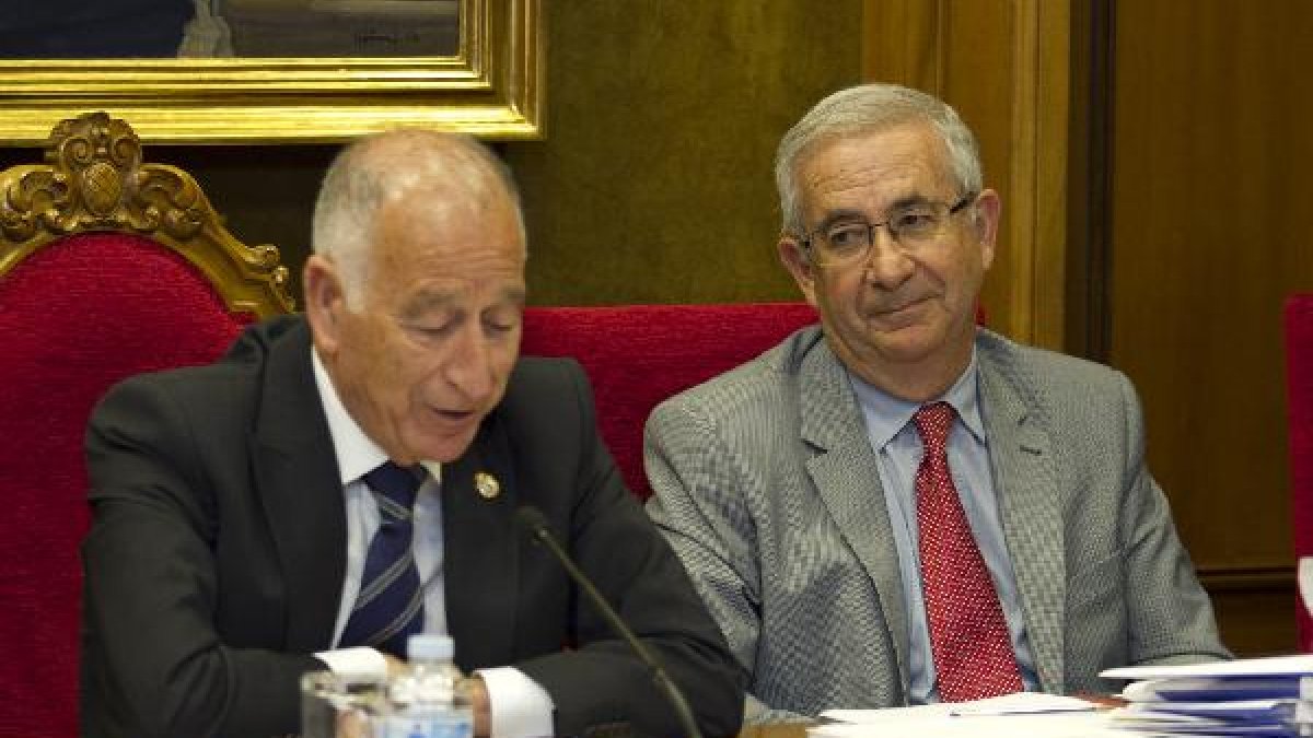 El secretario adjunto de Diputación ayer junto al presidente