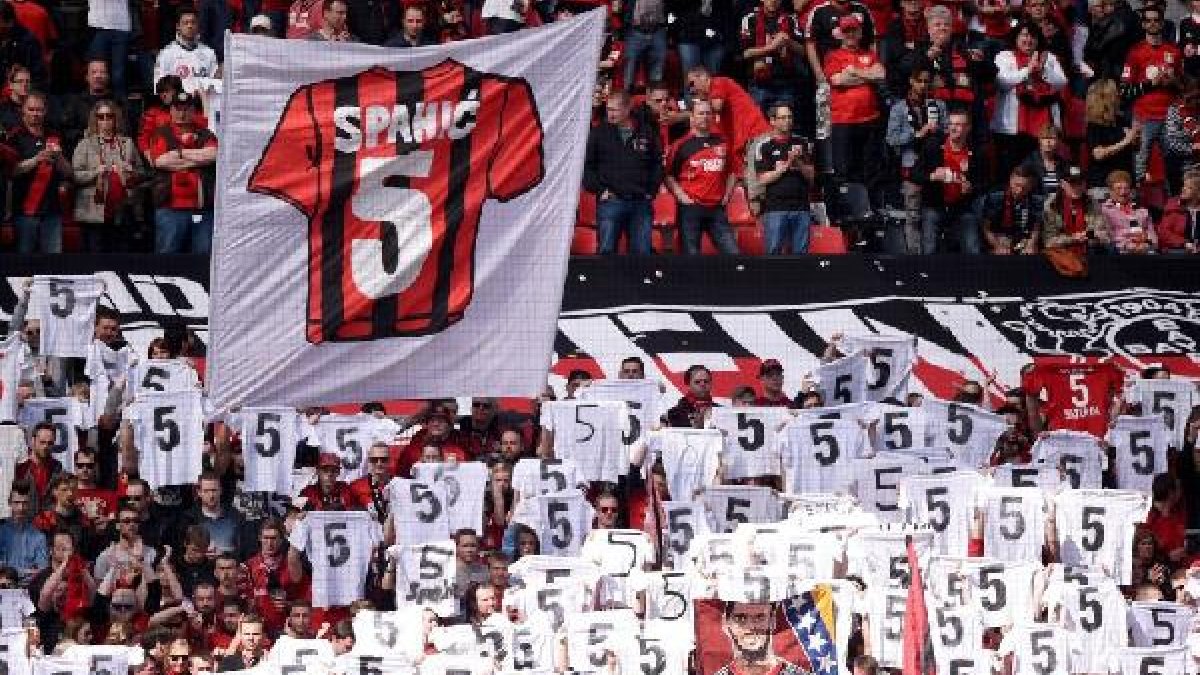 Aficionados con la camiseta de Spahic.