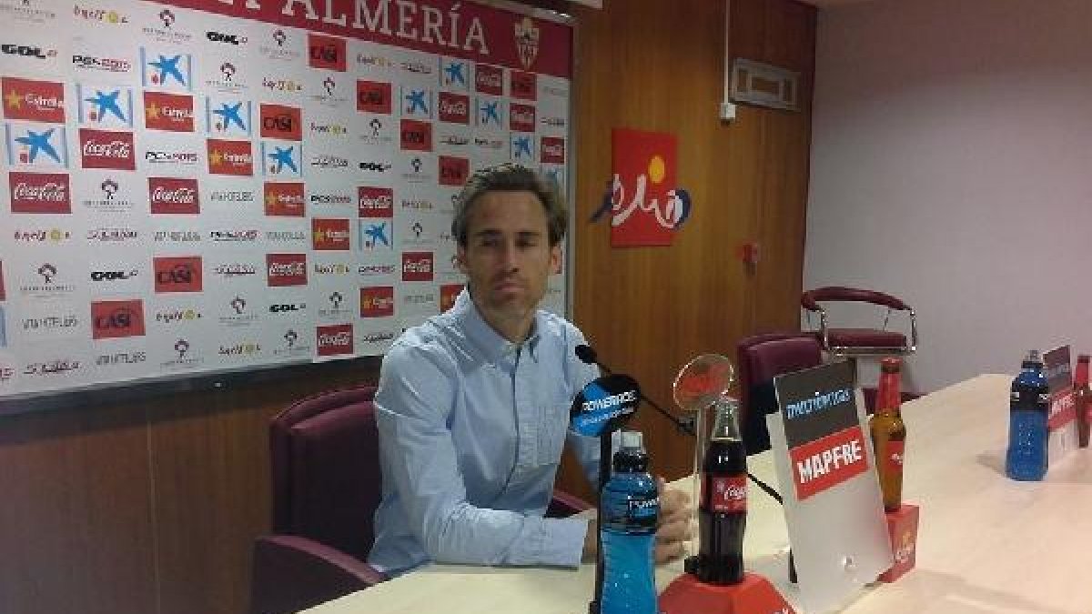 El capitán Corona en rueda de prensa.