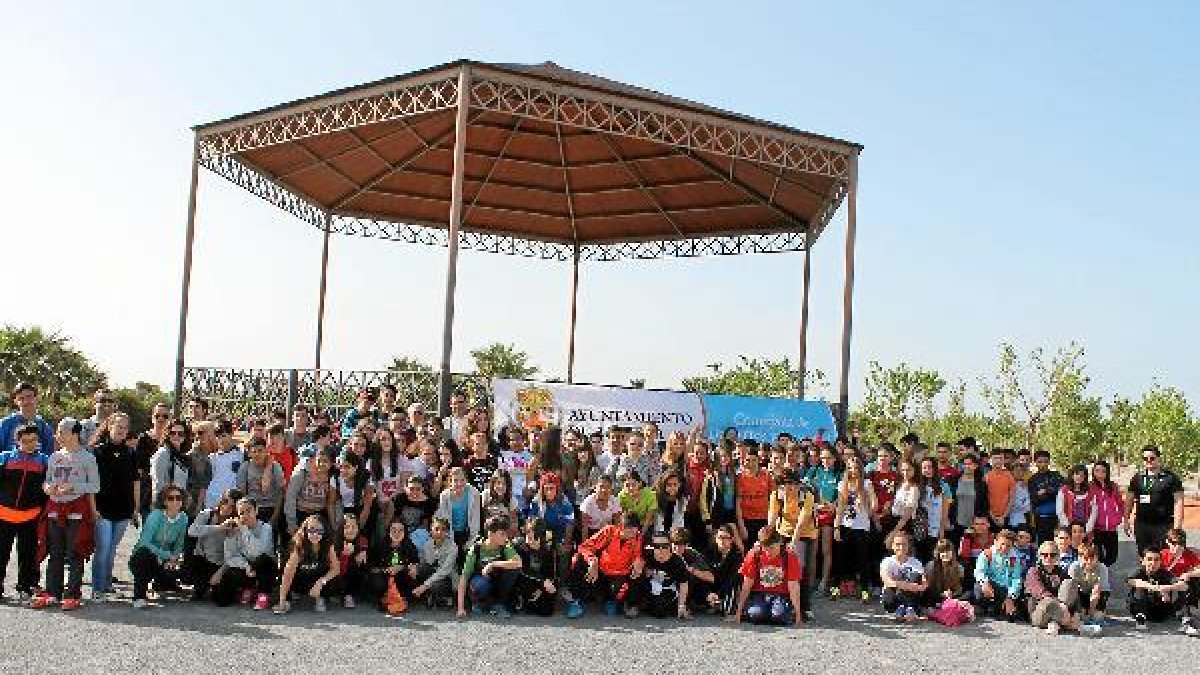 El concejal de Deportes, Juanjo Alonso, con los deportistas.