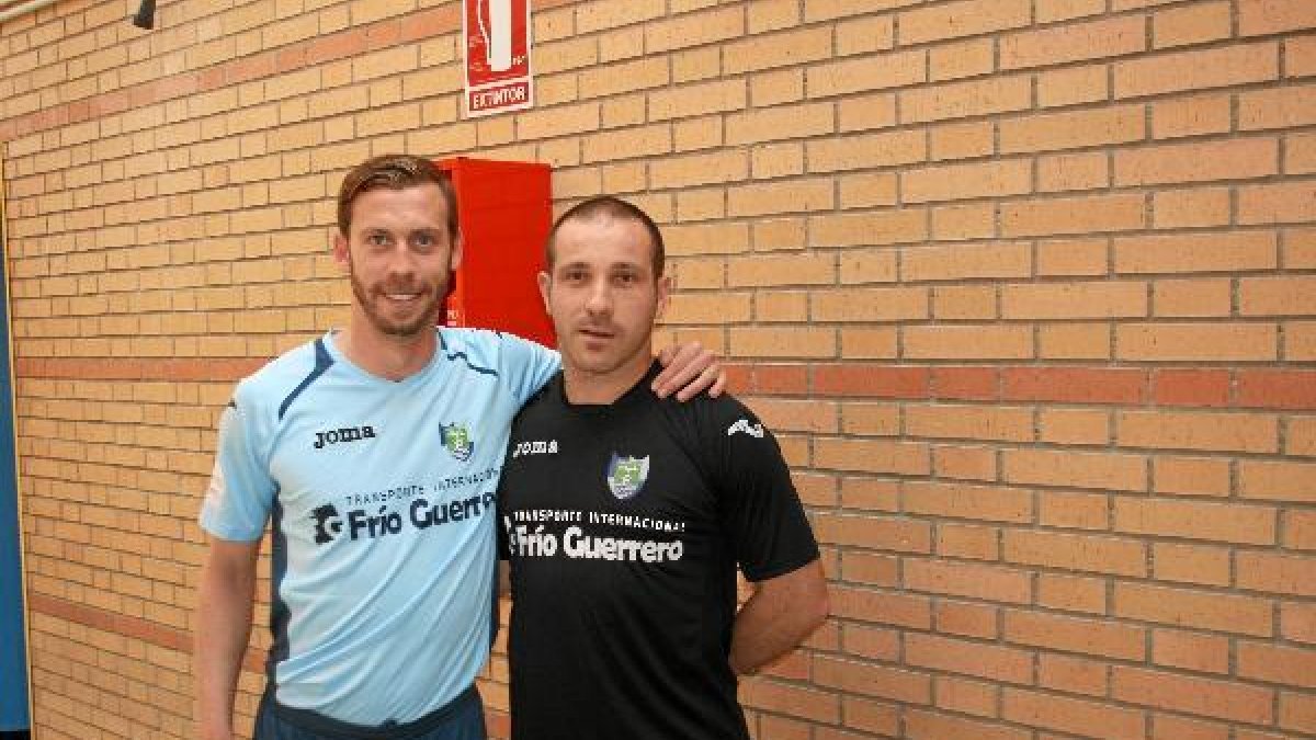 Pedro Galera con el meta Gato en los vestuarios de Santo Domingo.