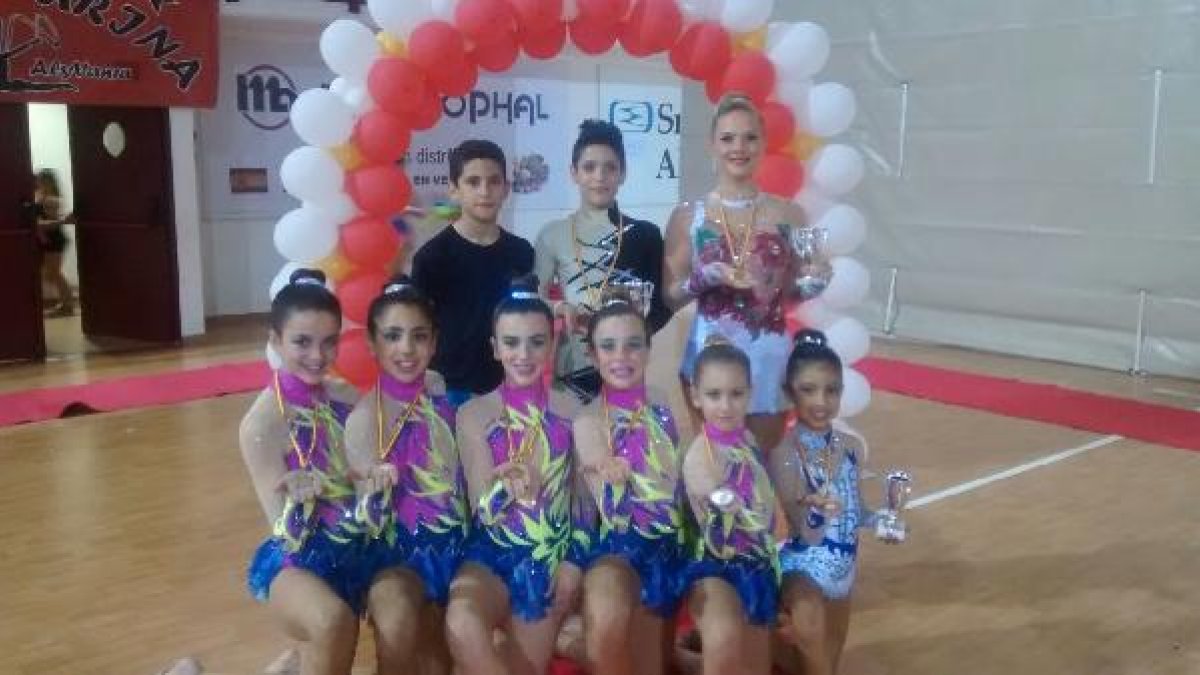 Chicos y chicas del Club Purpurina de Gimnasia Rítmica de Roquetas de Mar.
