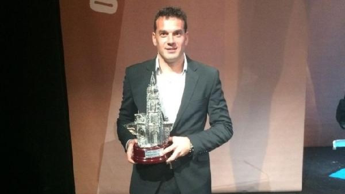 Esteban, recibiendo el galardón en Oviedo.