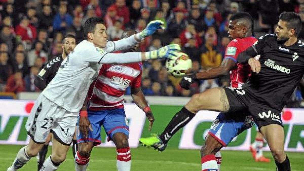 Jaime hizo un partidazo en el 0-0 del Eibar en Granada.