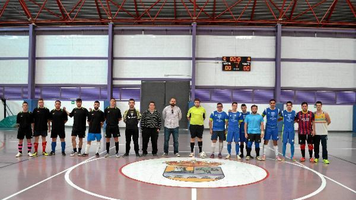 Los equipos posan en el centro de la pista en la jornada inaugural.