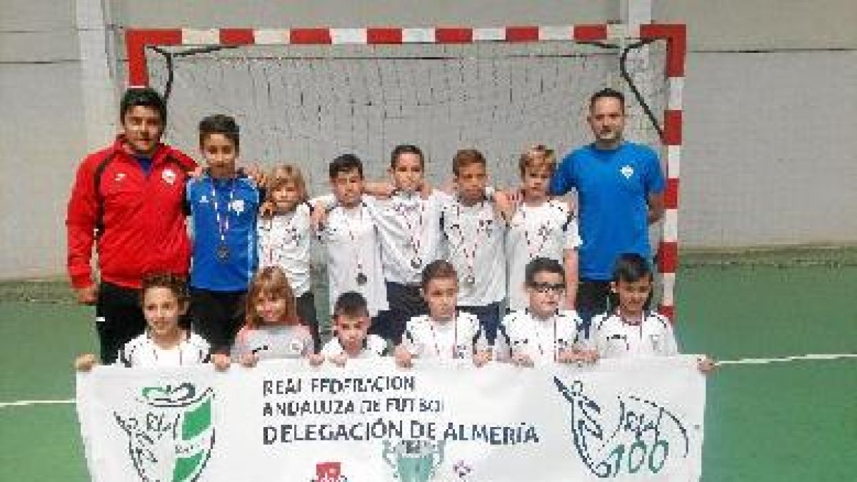 Los campeones de Almería se hacen la foto para la historia.