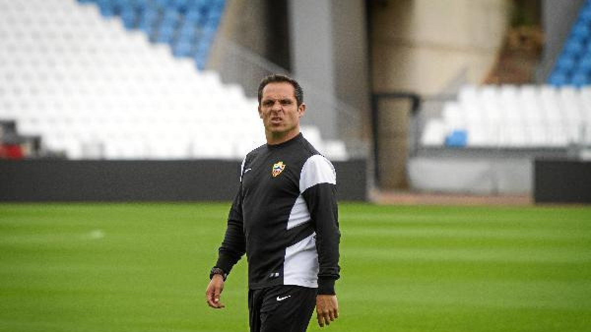 Sergi se echa el equipo a las espaldas para liberarlos de la presión.