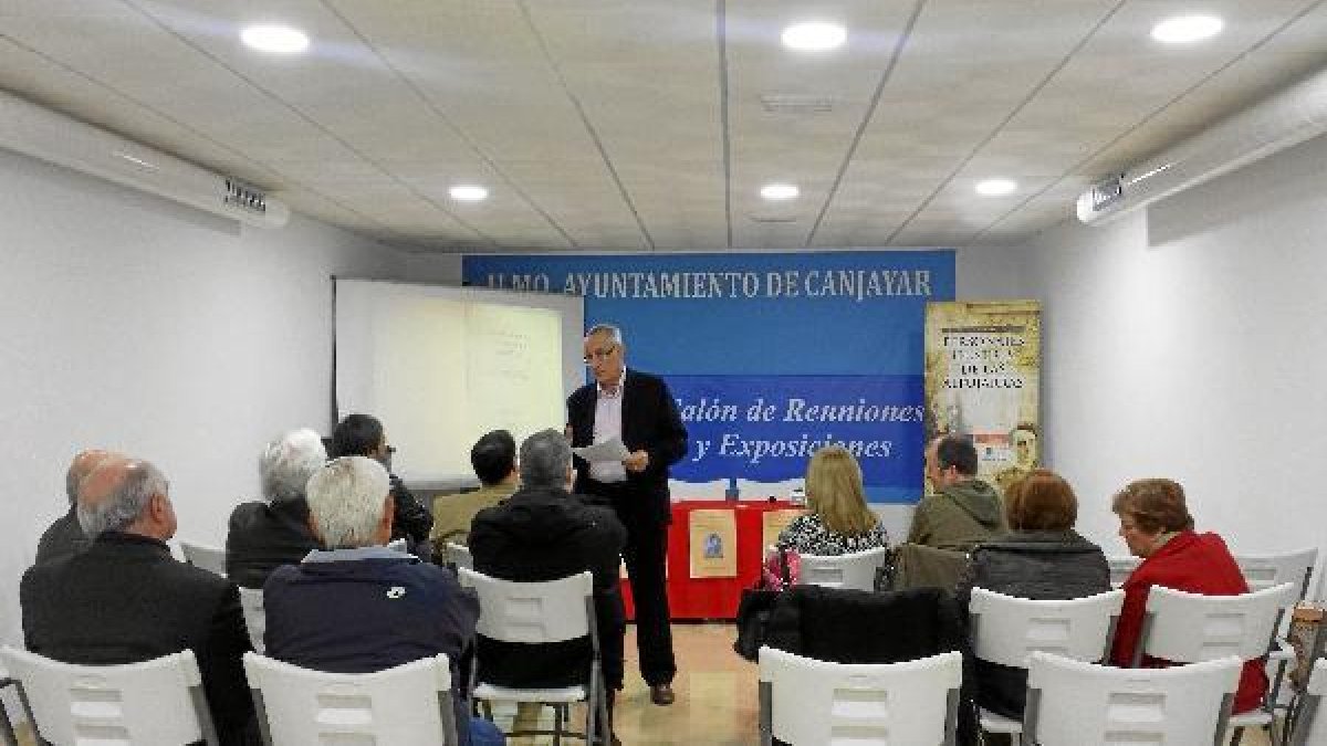 El conferenciantes durante su intervención.