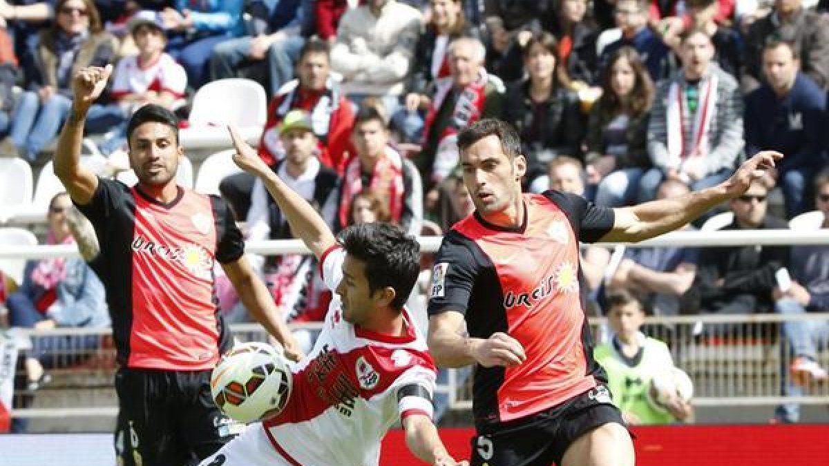 Una jugada del Rayo-Almería.