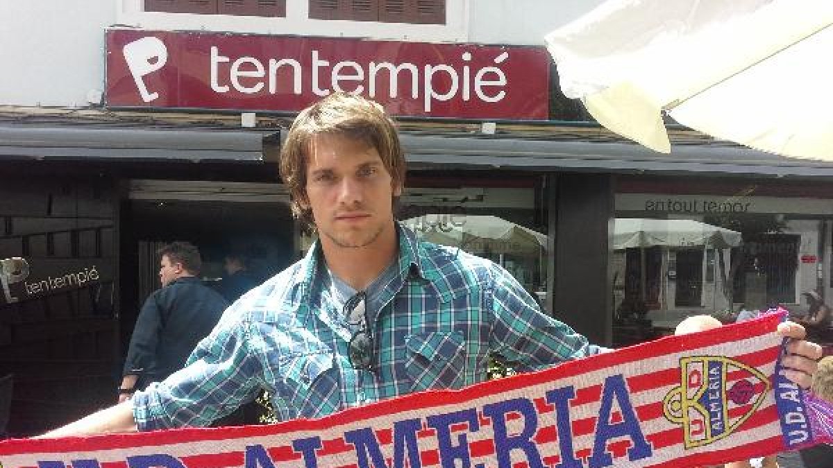 Dubarbier con la bufanda del Almería.