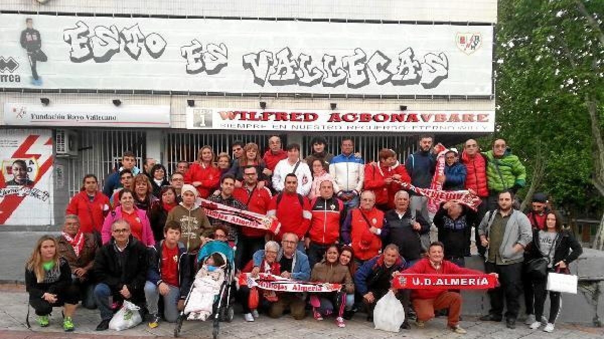 Los seguidores del Almería quiren repetir muchos años en el Bernabéu.