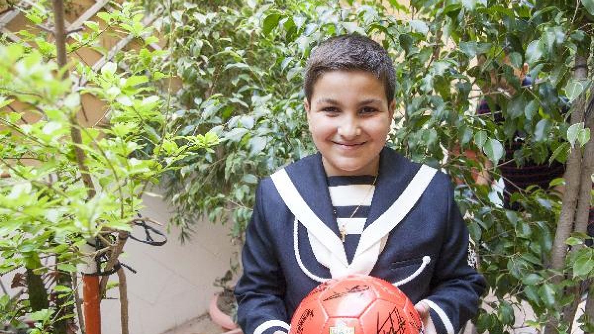 Fran Canillas Borbalán con el balón firmado.