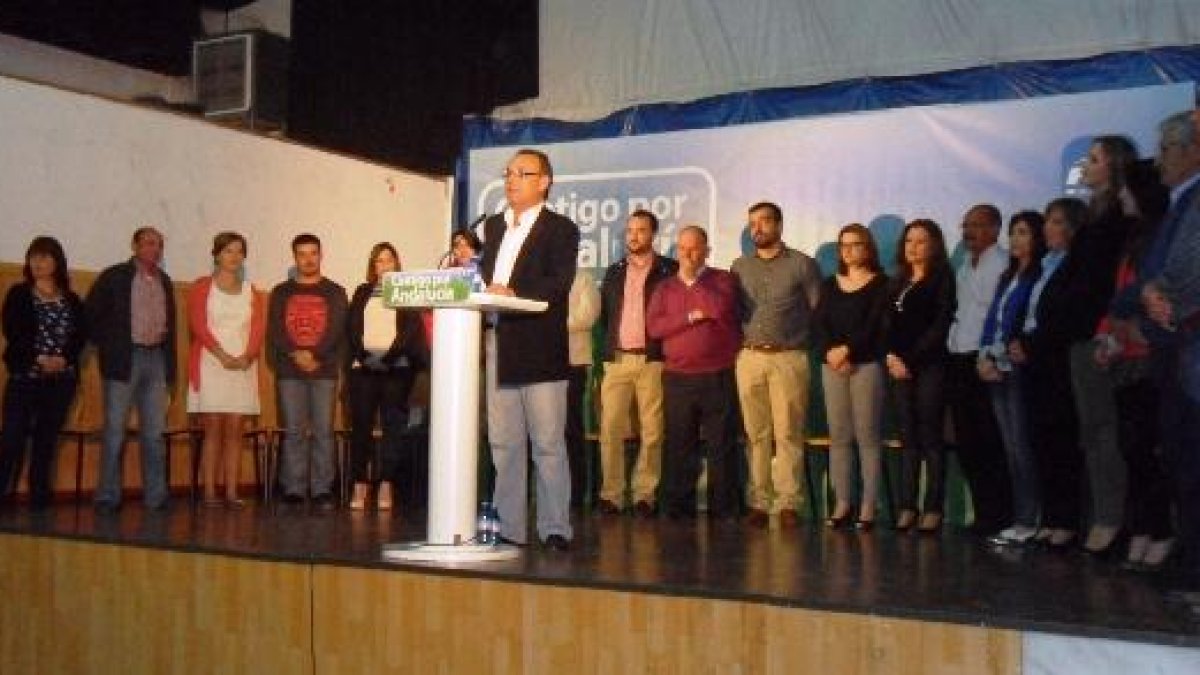 Acto de presentación de la lista durante una intervención de José María Llamas.