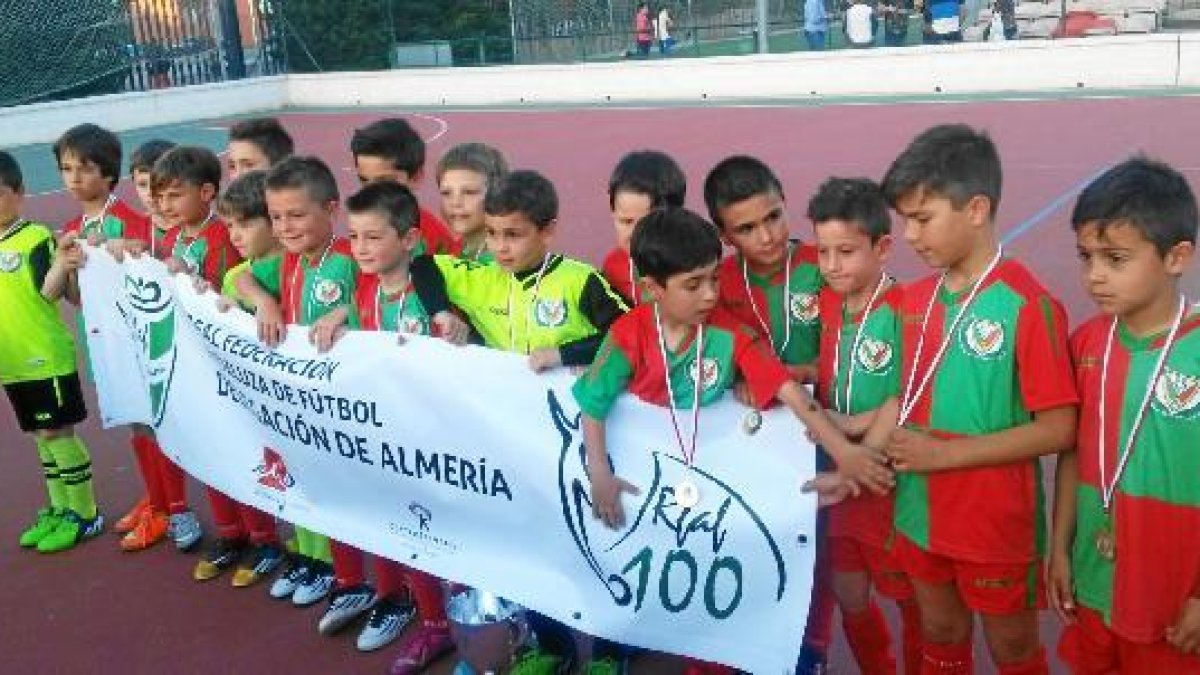 Los campeones portando la pancarta del Centenario de la FAF.