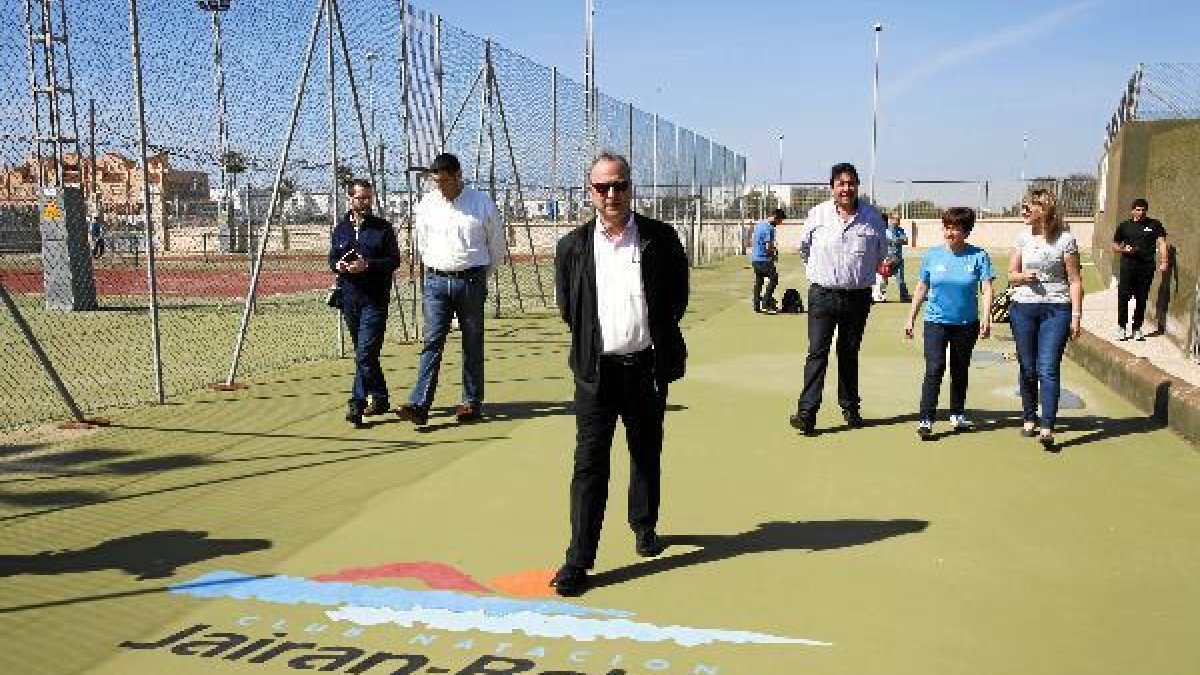 Luis Rogelio llegando a las instalaciones.