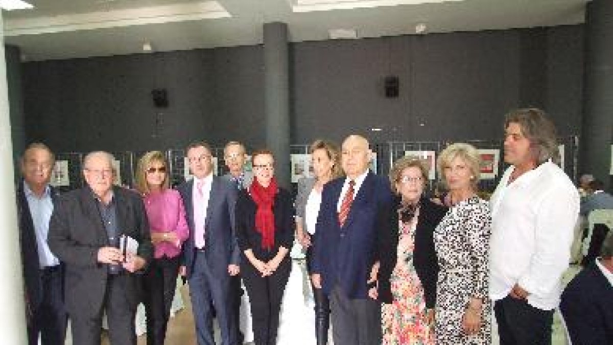 Parte de los invitados con la directora del Eco