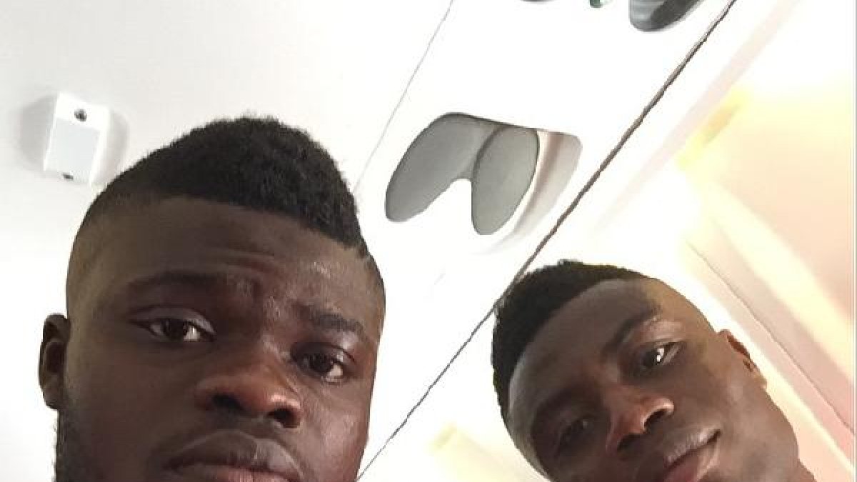 Thomas y Charlie en el avión hacia Madrid.