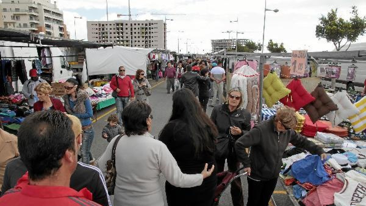 Mercadillo ubicado en la calle Adolfo Suárez en la Vega de Acá que se realiza los sábados por la mañana.