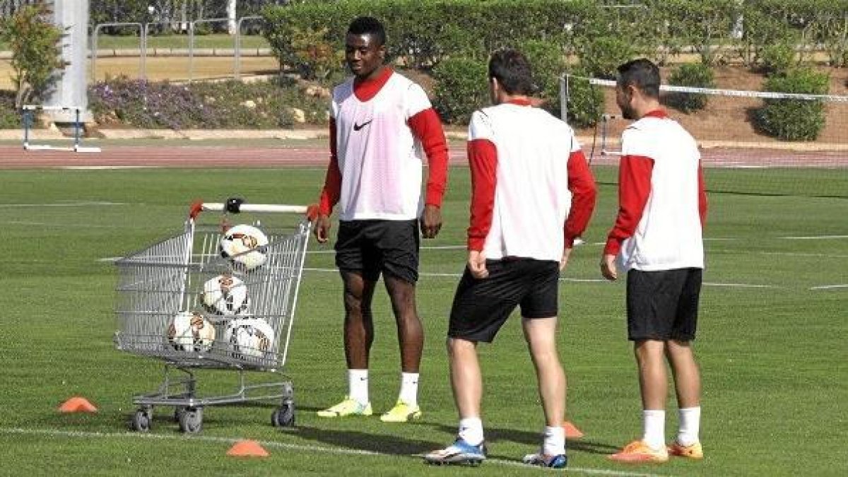 Charlie se une a la expedición del Almería para Vallecas.