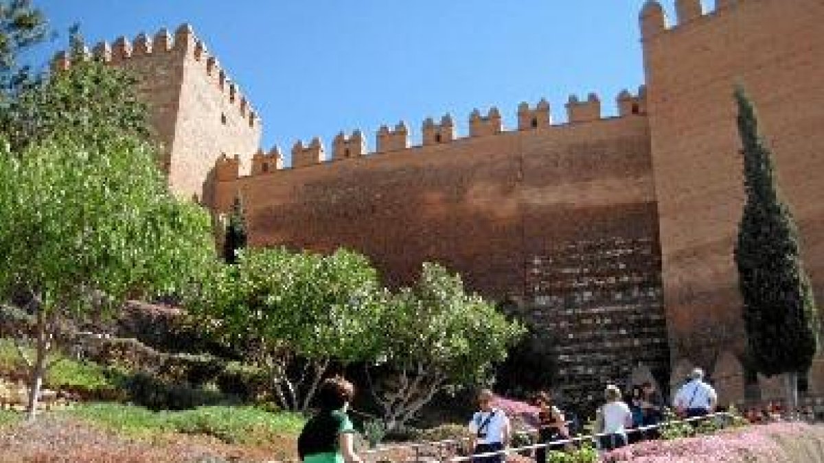 Visitantes entrando y saliendo del Conjunto Monumental la Alcazaba.