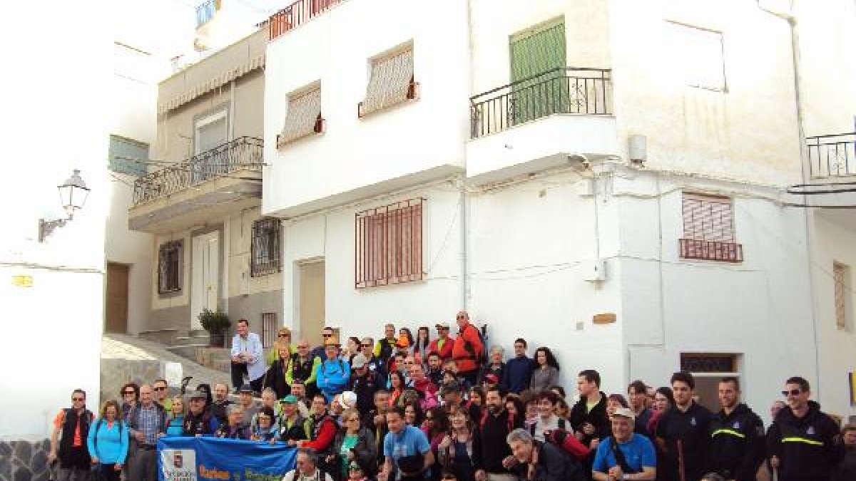Participantes en el senderismo de Sierro.
