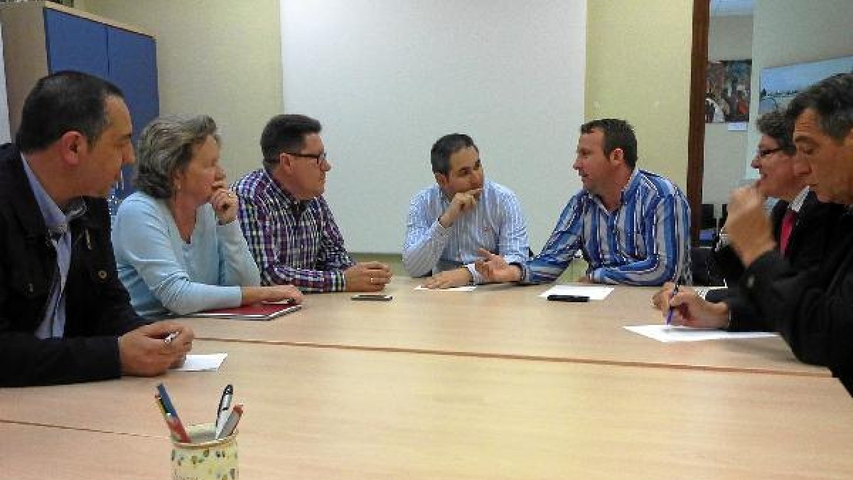 Reunión de AEPA y el parlamentario socialista Rodrigo Sánchez.