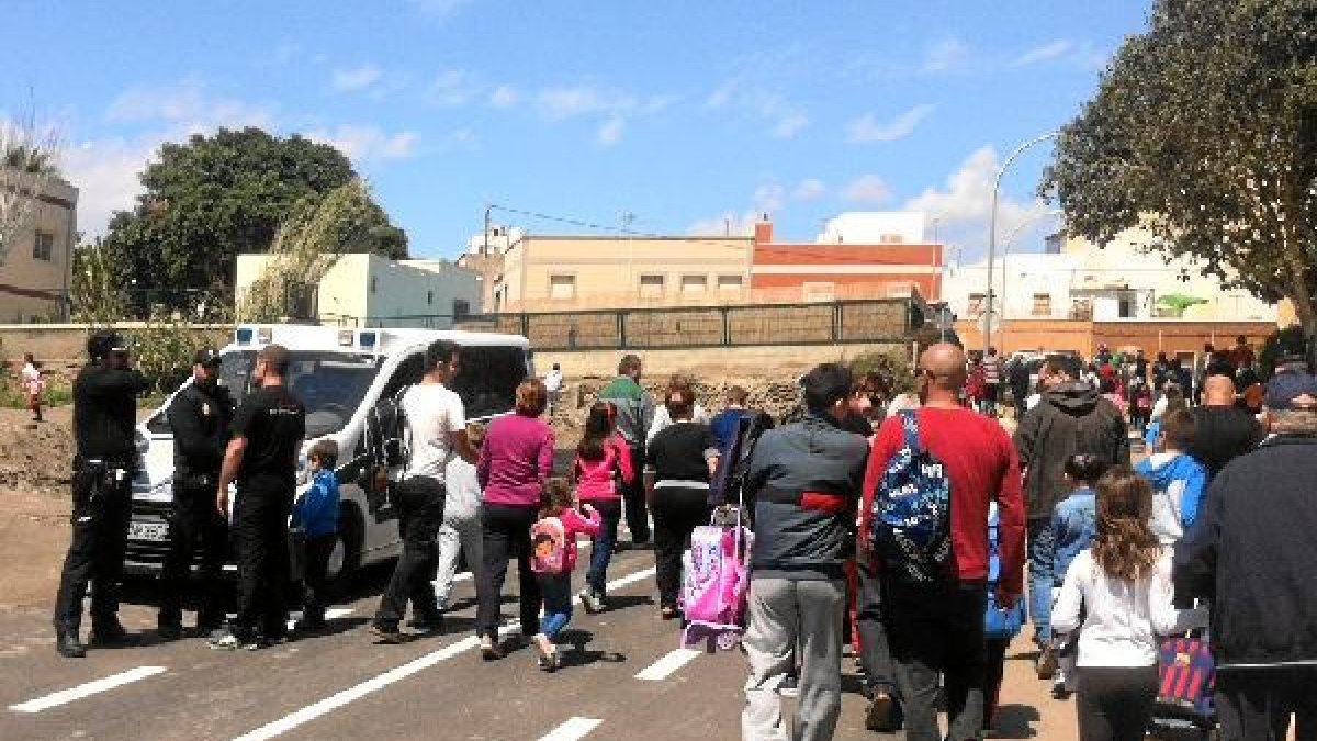 Padres y policías en La Cañada