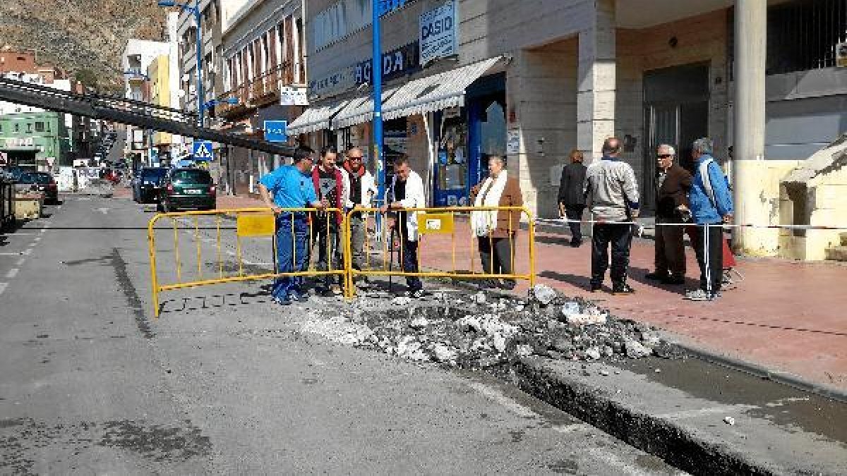 Los vecinos protestando junto a las obras