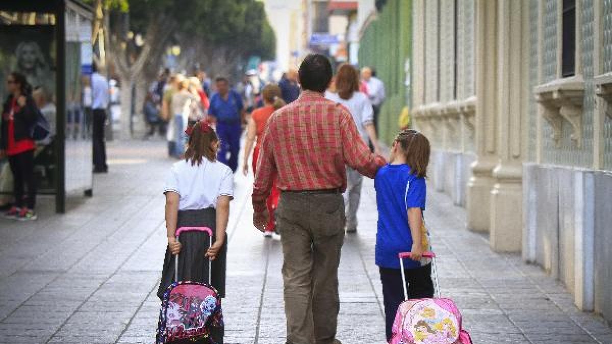 Escolares camino del centro educativo.