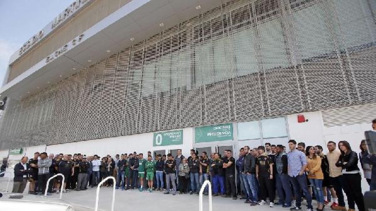 Profesionales del Elche en la puerta del Martínez Valero.