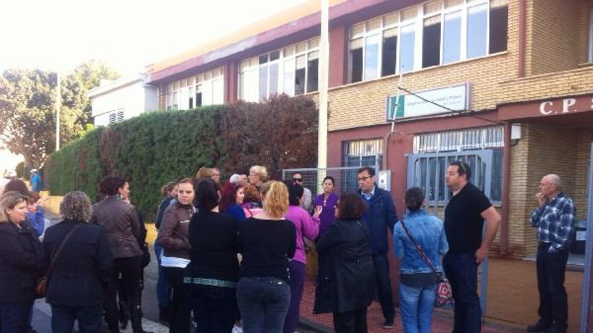 Padres de los alumnos a las puertas del colegio esta mañana.