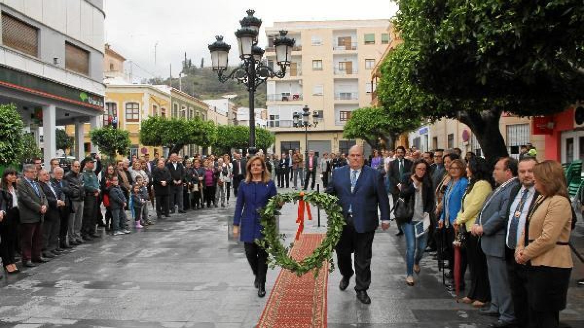 La ministra y el alcalde realizan la tradicional ofrenda floral ante el monumento a la Constitución
