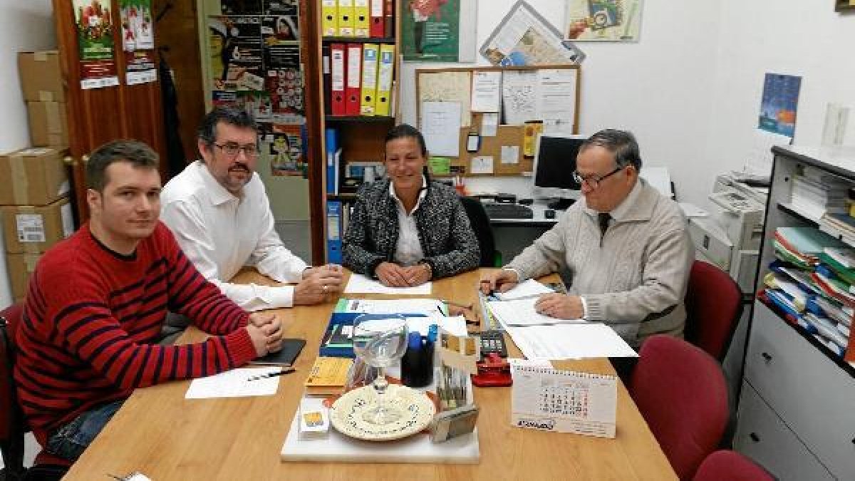 Imagen de la reunión de la candidatura de IU con los comerciantes