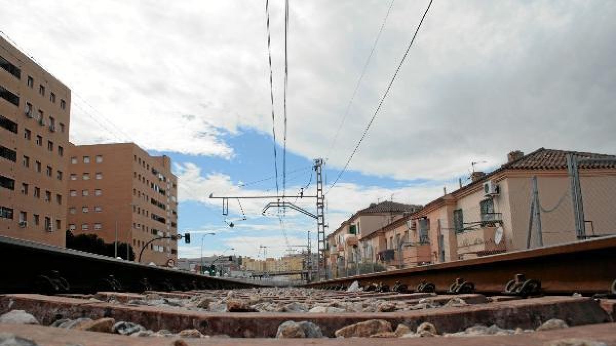 Vías del ferrocarril a su paso por la capital