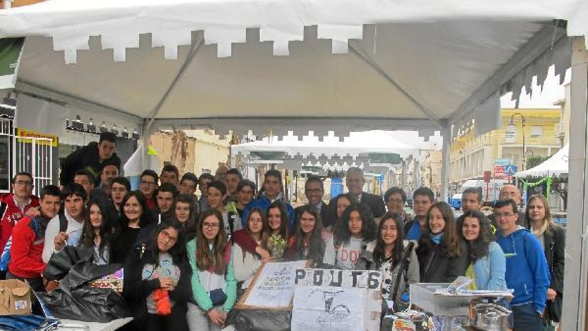 Pequeños empresarios de los institutos de Vélez Rubio junto a las autoridades y profesores.